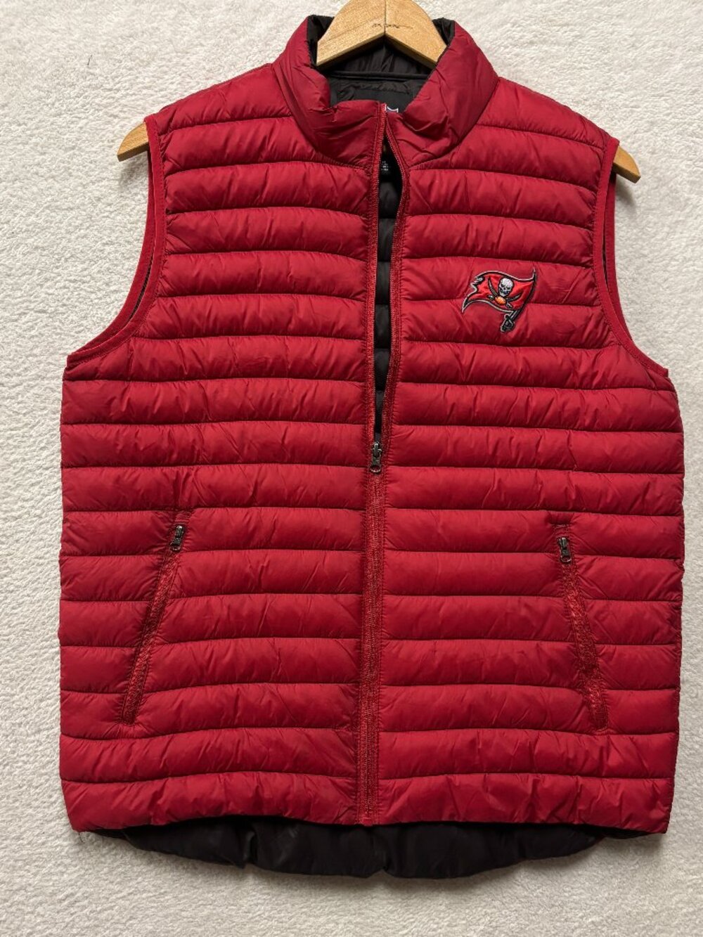 Tampa Bay Buccaneers NFL Vest Mens L Red Puffer Jacket Full Zip No Sleeve